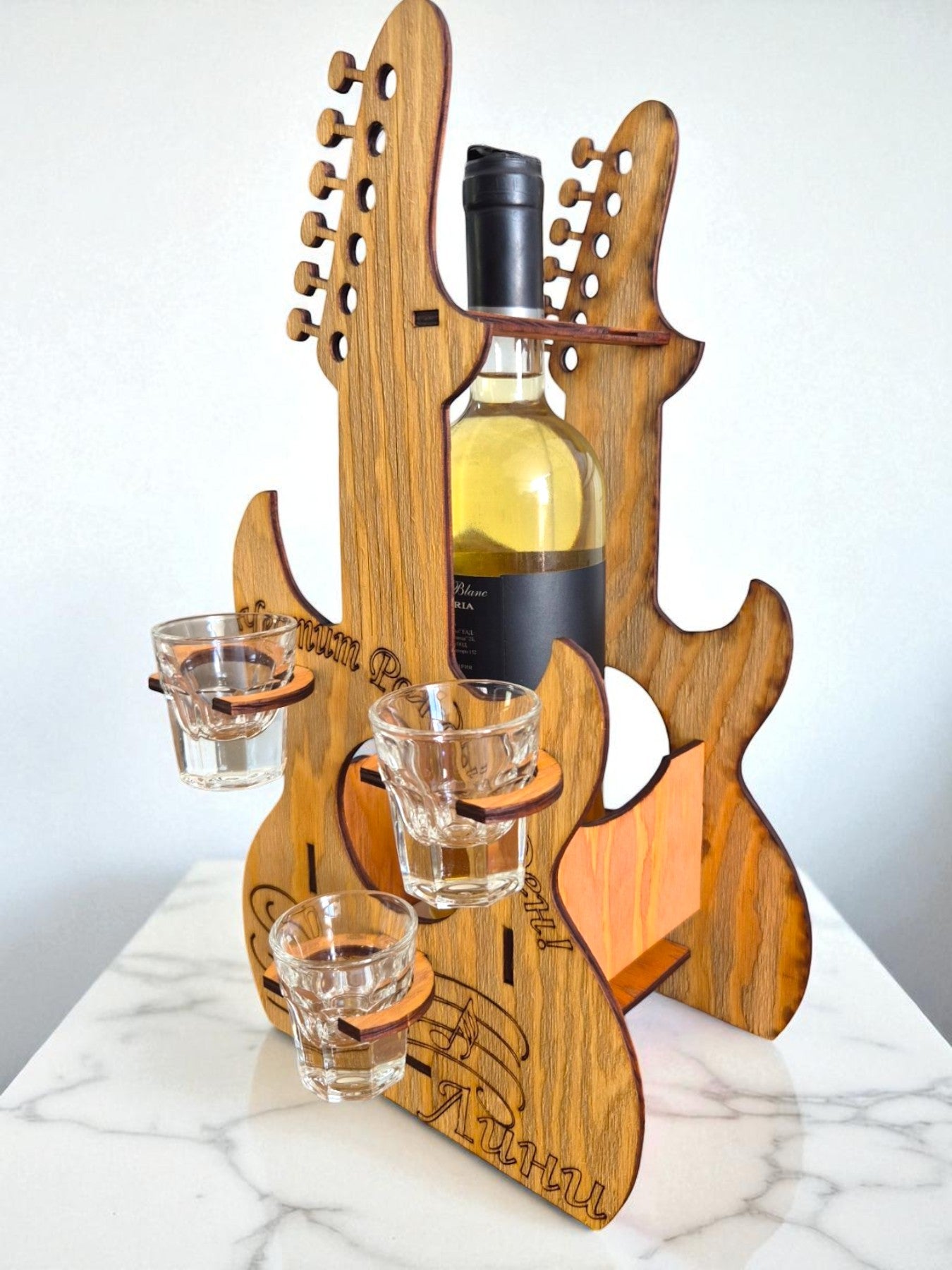 Mini bar din lemn în formă de chitară – lucrat manual, cu 3 pahare incluse și personalizare