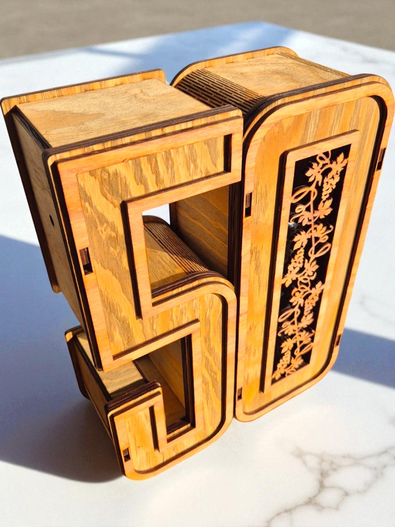 Cutie din lemn personalizată pentru aniversare – model 50 de ani