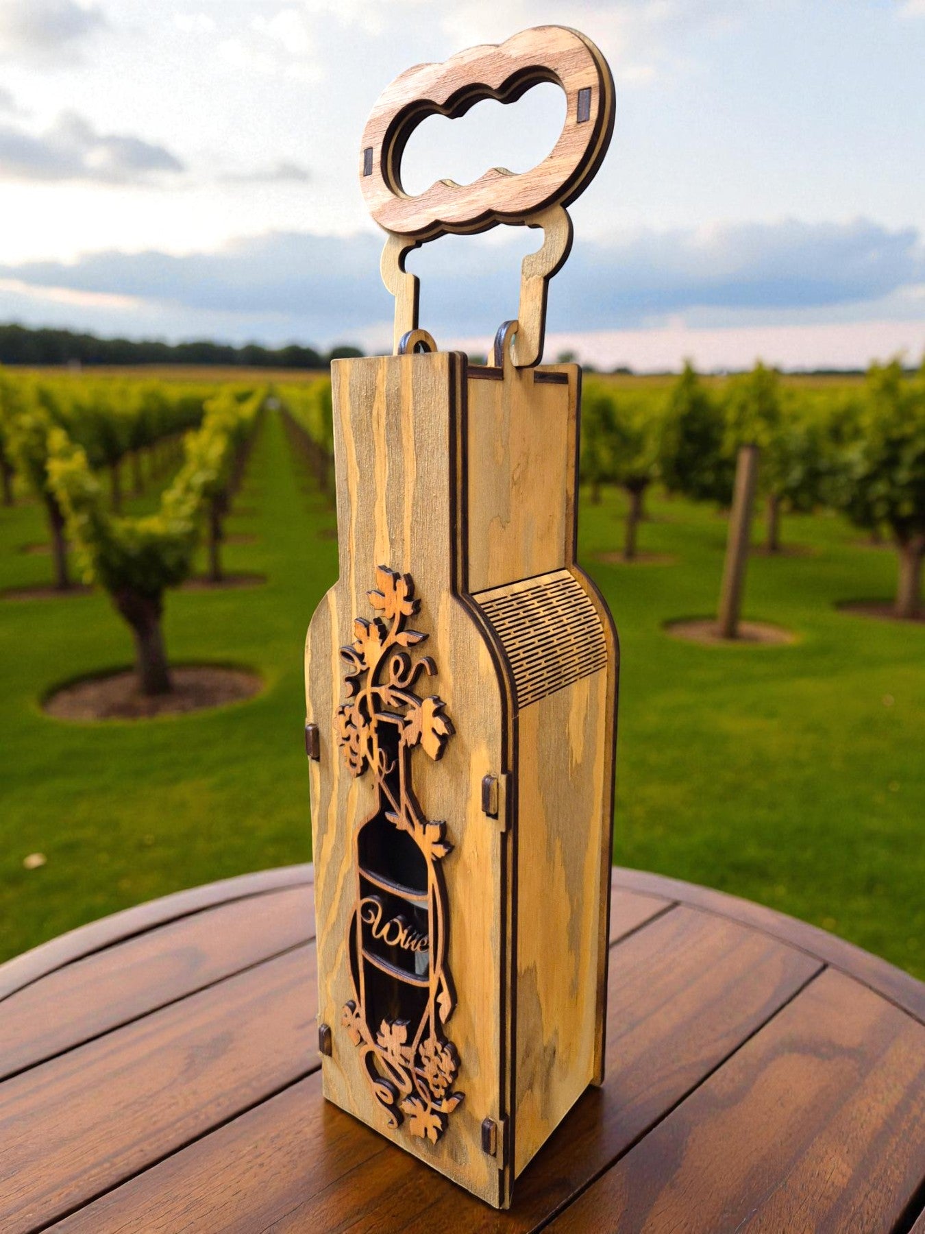Cutie din lemn pentru sticlă de vin – motiv cu struguri, realizată manual