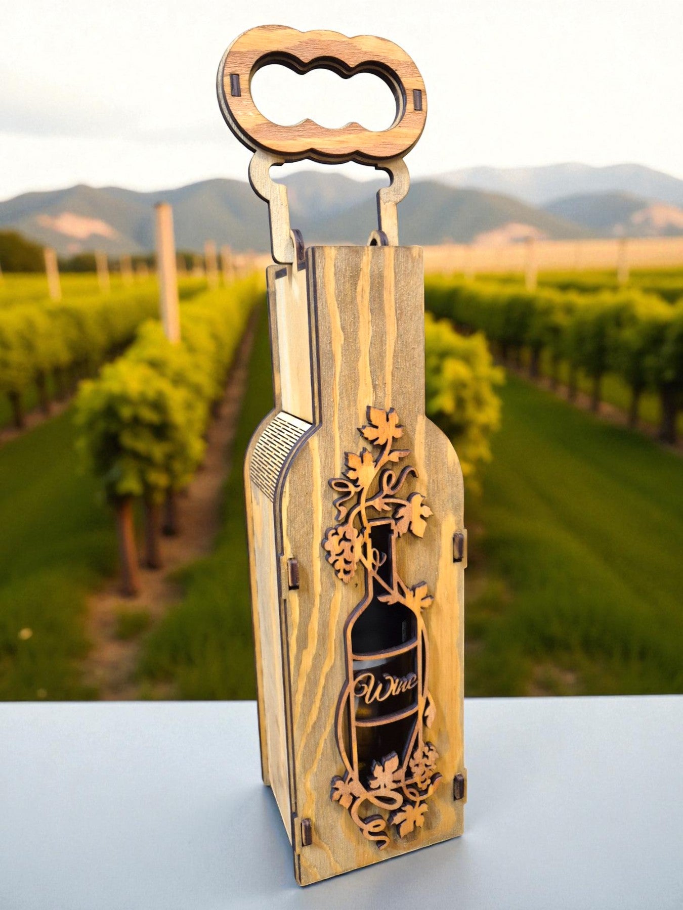 Cutie din lemn pentru sticlă de vin – motiv cu struguri, realizată manual