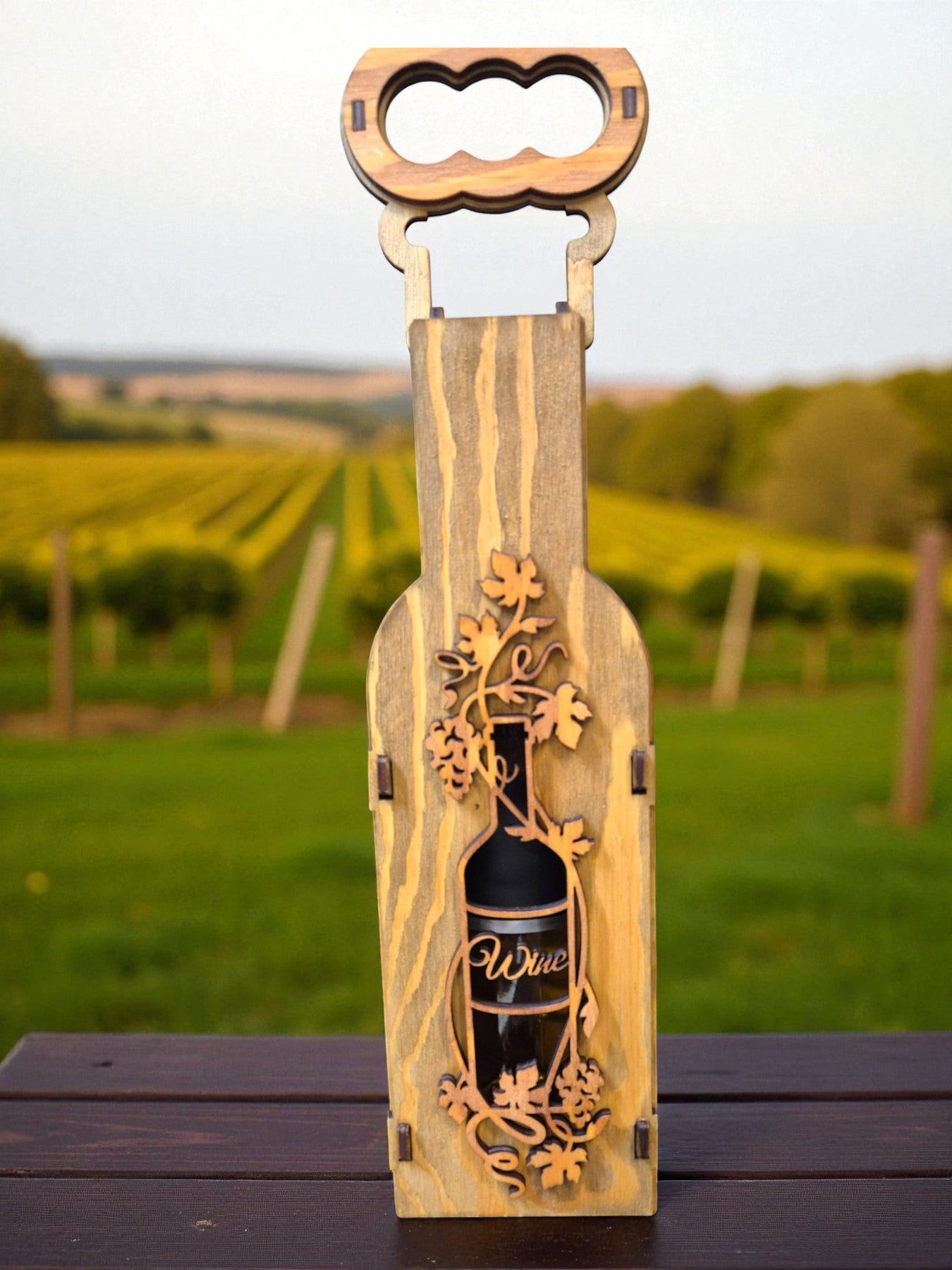 Cutie din lemn pentru sticlă de vin – motiv cu struguri, realizată manual