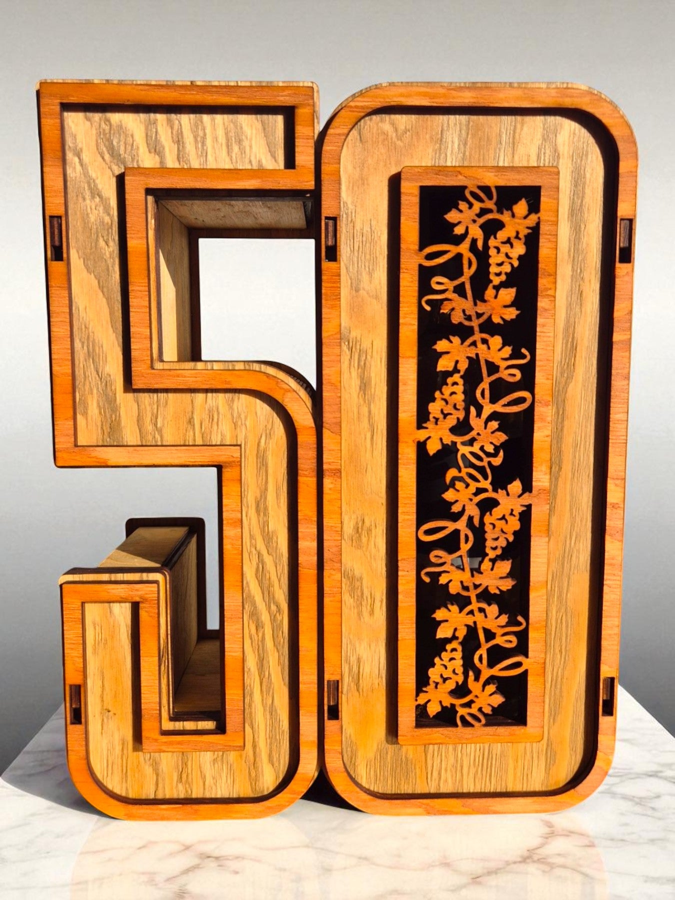 Cutie din lemn personalizată pentru aniversare – model 50 de ani