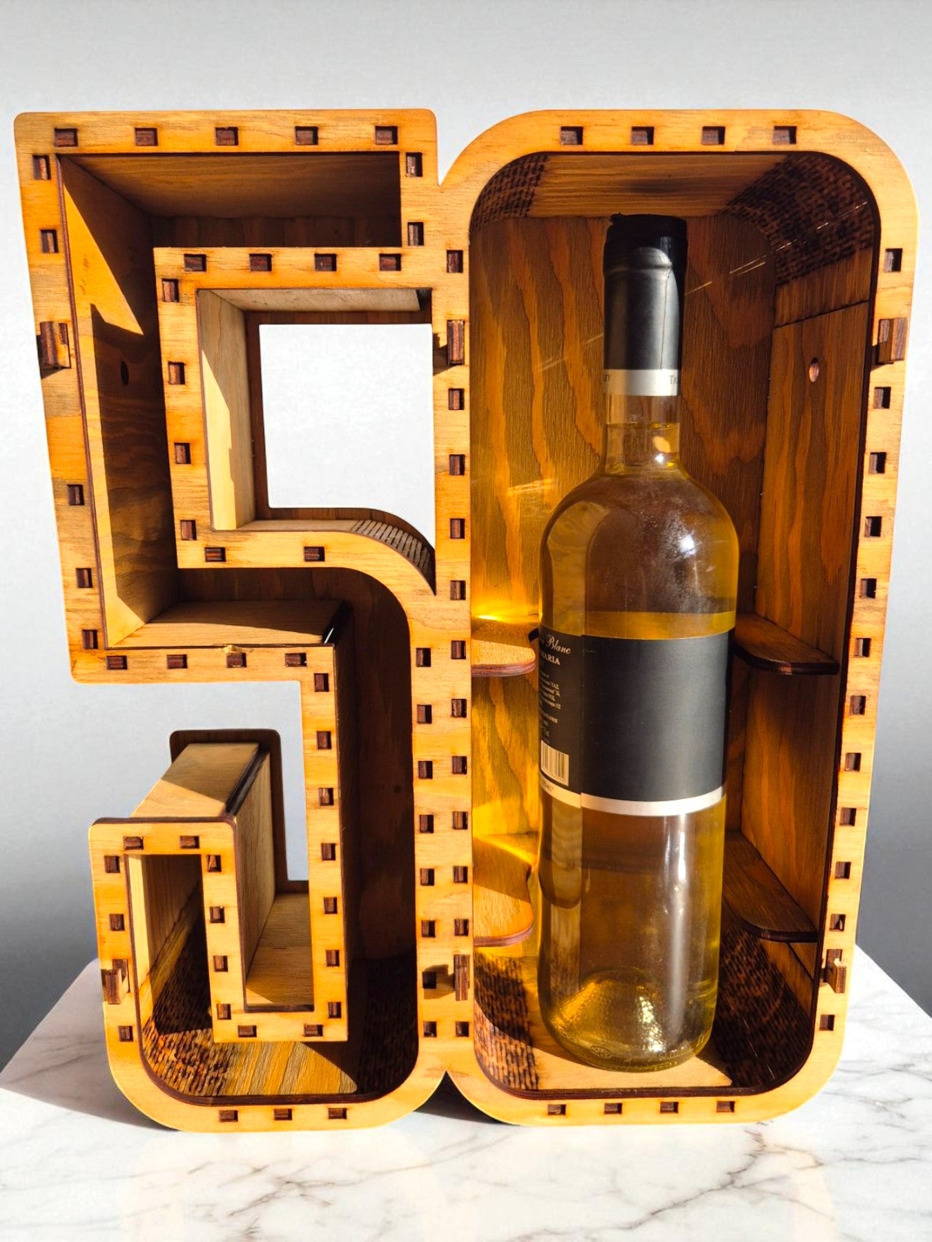 Cutie din lemn personalizată pentru aniversare – model 50 de ani