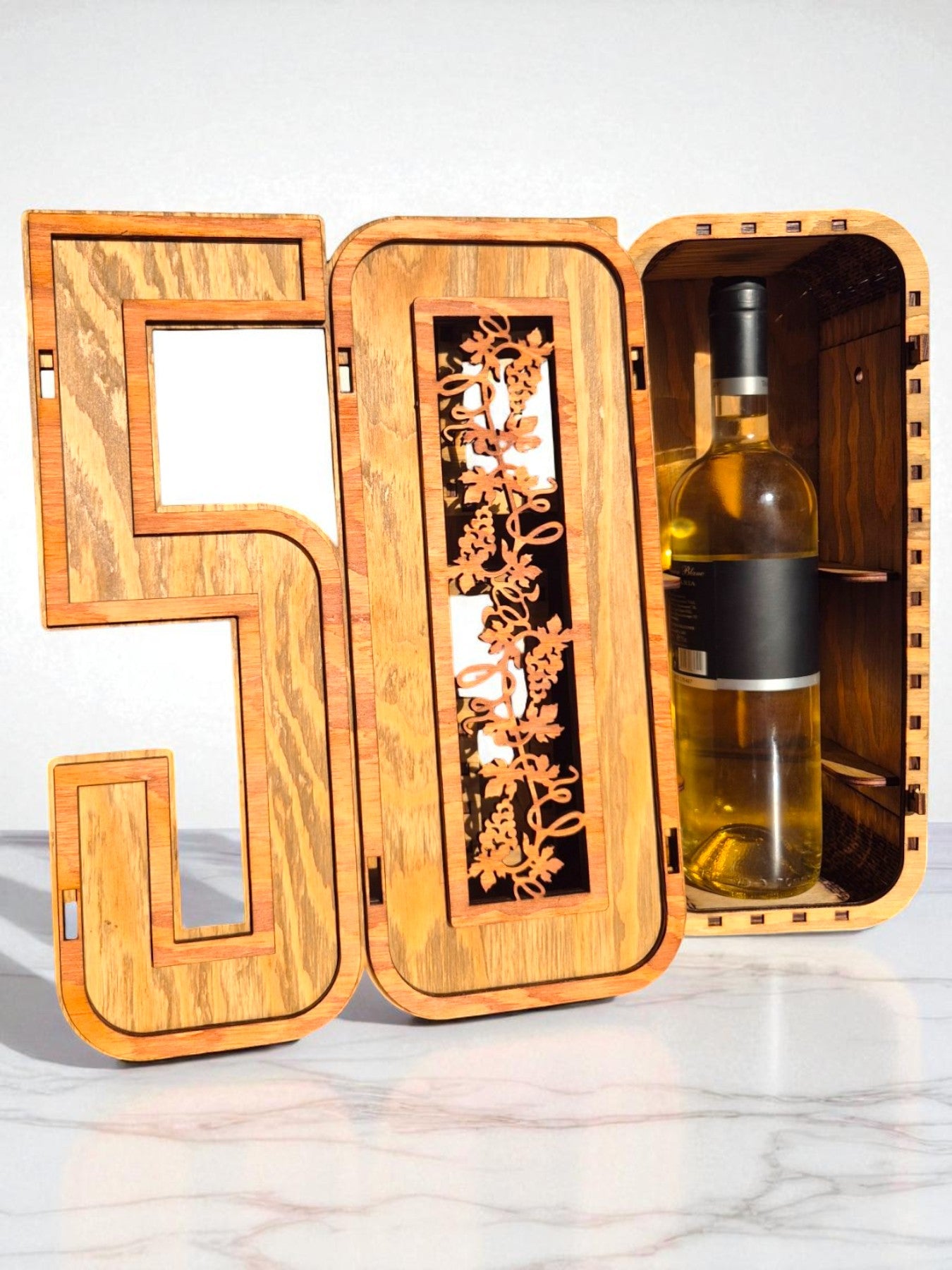 Cutie din lemn personalizată pentru aniversare – model 50 de ani